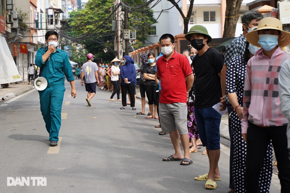 Người dân xếp hàng dài cả trăm mét chờ test nhanh và tiêm vắc xin ở Hà Nội - 3 Người dân xếp hàng dài cả trăm mét chờ test nhanh và tiêm vắc xin ở Hà Nội - 3