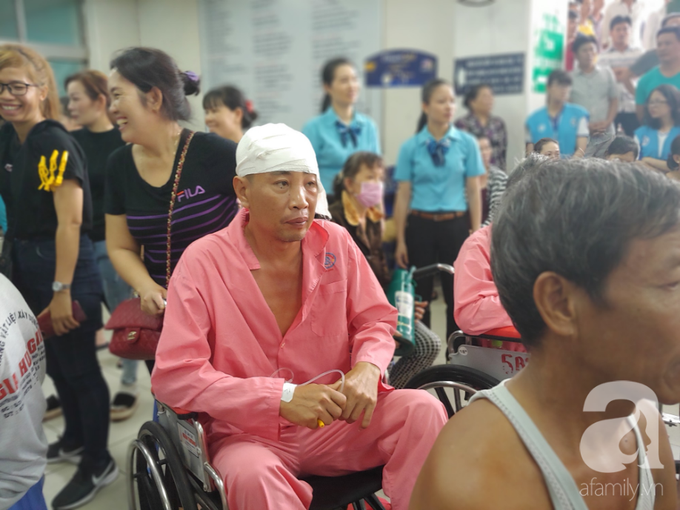 Buổi ca nhạc kỳ lạ ở Sài Gòn: Vừa hát vừa cắt tóc gội đầu, không bao giờ mong gặp lại khán giả - Ảnh 3. Buổi ca nhạc kỳ lạ ở Sài Gòn: Vừa hát vừa cắt tóc gội đầu, không bao giờ mong gặp lại khán giả - Ảnh 3.