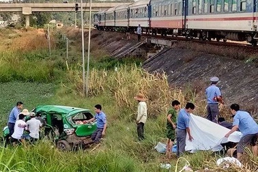 Taxi bị tàu tông bay xuống ruộng, 5 người thương vong