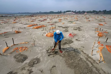 Vì sao những ngôi mộ dọc bờ sông Hằng ở Ấn Độ được dọn dẹp?