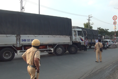 5 ô tô “dồn toa”, quốc lộ ùn tắc kéo dài