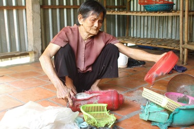 Cụ bà 76 tuổi khổ sở với căn nhà “thích cháy là cháy”