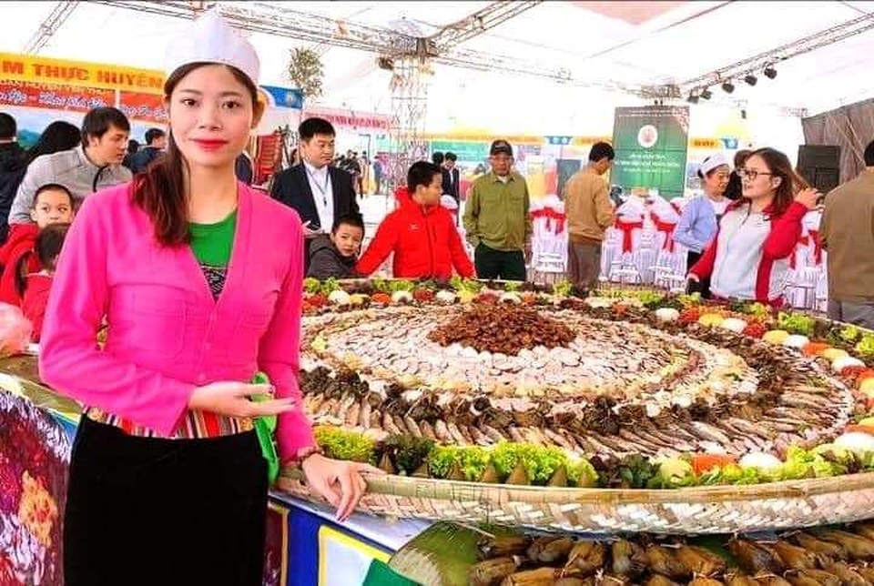 “Mâm cỗ lá truyền thống của người Mường lớn nhất Việt Nam” - 9 “Mâm cỗ lá truyền thống của người Mường lớn nhất Việt Nam” - 9