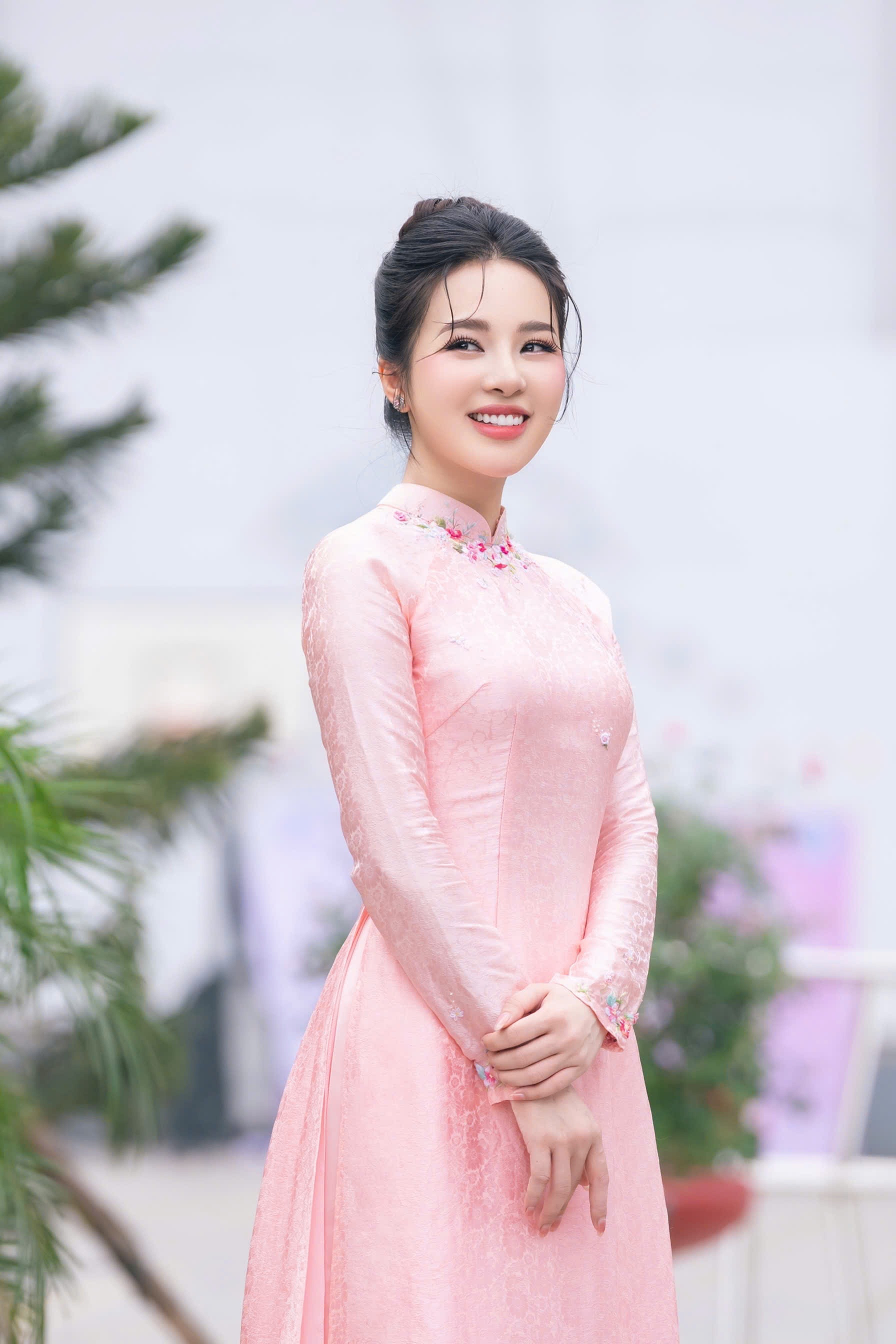 Nhan sắc Á hậu Hoàn cầu Hà Trang ngày càng rạng rỡ - 1