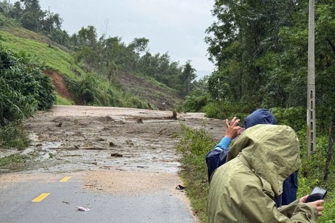 Sạt lở đồi trong mưa lớn, phong tỏa đường ở Gia Lai
