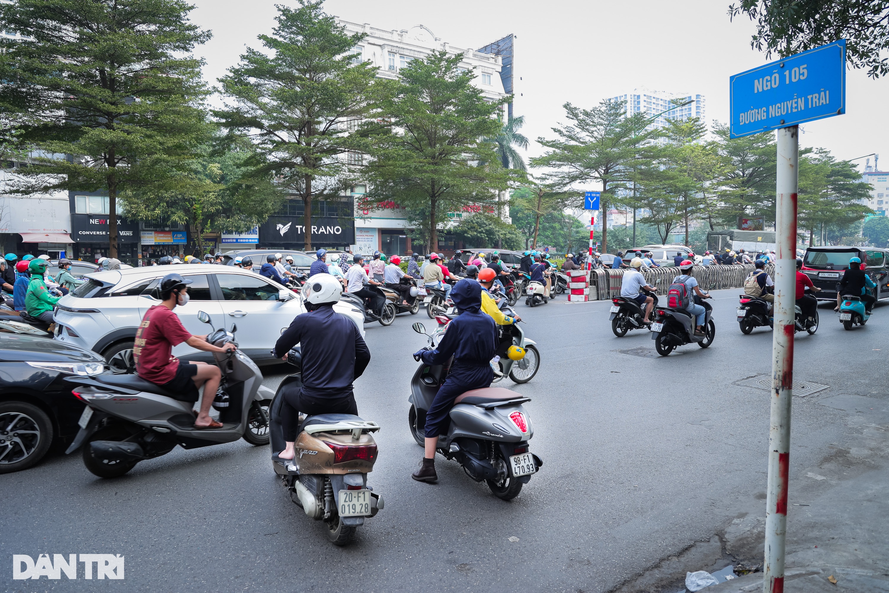 Tranh cãi loạt ngõ ở Hà Nội dựng barie chặn xe máy vì tắc đường, ồn ào - 2 Tranh cãi loạt ngõ ở Hà Nội dựng barie chặn xe máy vì tắc đường, ồn ào - 2