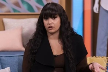 Kỳ lạ cô gái dị ứng với mồ hôi, nước mắt, nước tiểu của chính mình