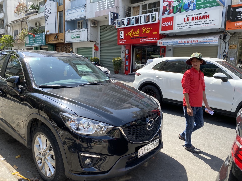 Người đi lễ bị chặt chém phí gửi xe, điểm trông giữ hốt bạc ngày Tết - 5 Người đi lễ bị chặt chém phí gửi xe, điểm trông giữ hốt bạc ngày Tết - 5