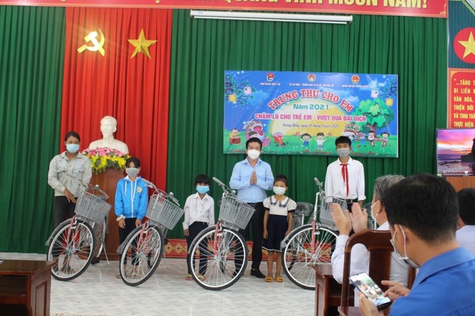 Ông Trần Doãn Tới - Phó bí thư tỉnh đoàn tặng học bổng xe đạp cho các em học sinh nghèo vượt khó xã Cu Pui, huyện Krong Bông