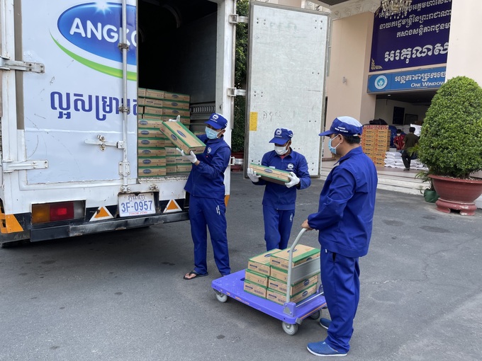 Angkormilk trao tặng 48.000 sản phẩm sữa hỗ trợ người dân và trẻ em “vùng đỏ” trong dịch Covid-19 tại Campuchia - Ảnh 2.