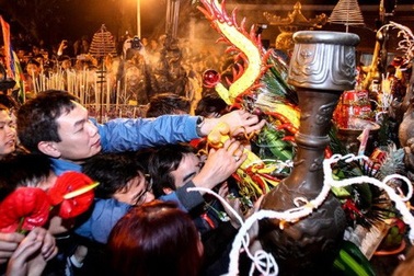 Không để xảy ra hiện tượng cướp lộc trên ban thờ trong lễ khai ấn Đền Trần