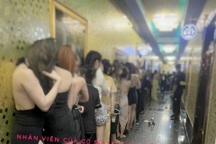 Nữ nhân viên múa thoát y phục vụ khách trong quán karaoke