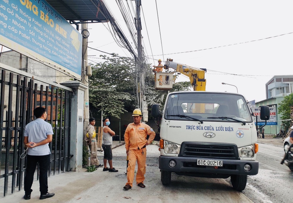 Dây điện cháy, văng xuống đường, người bán cá bị điện giật chết thương tâm - 4