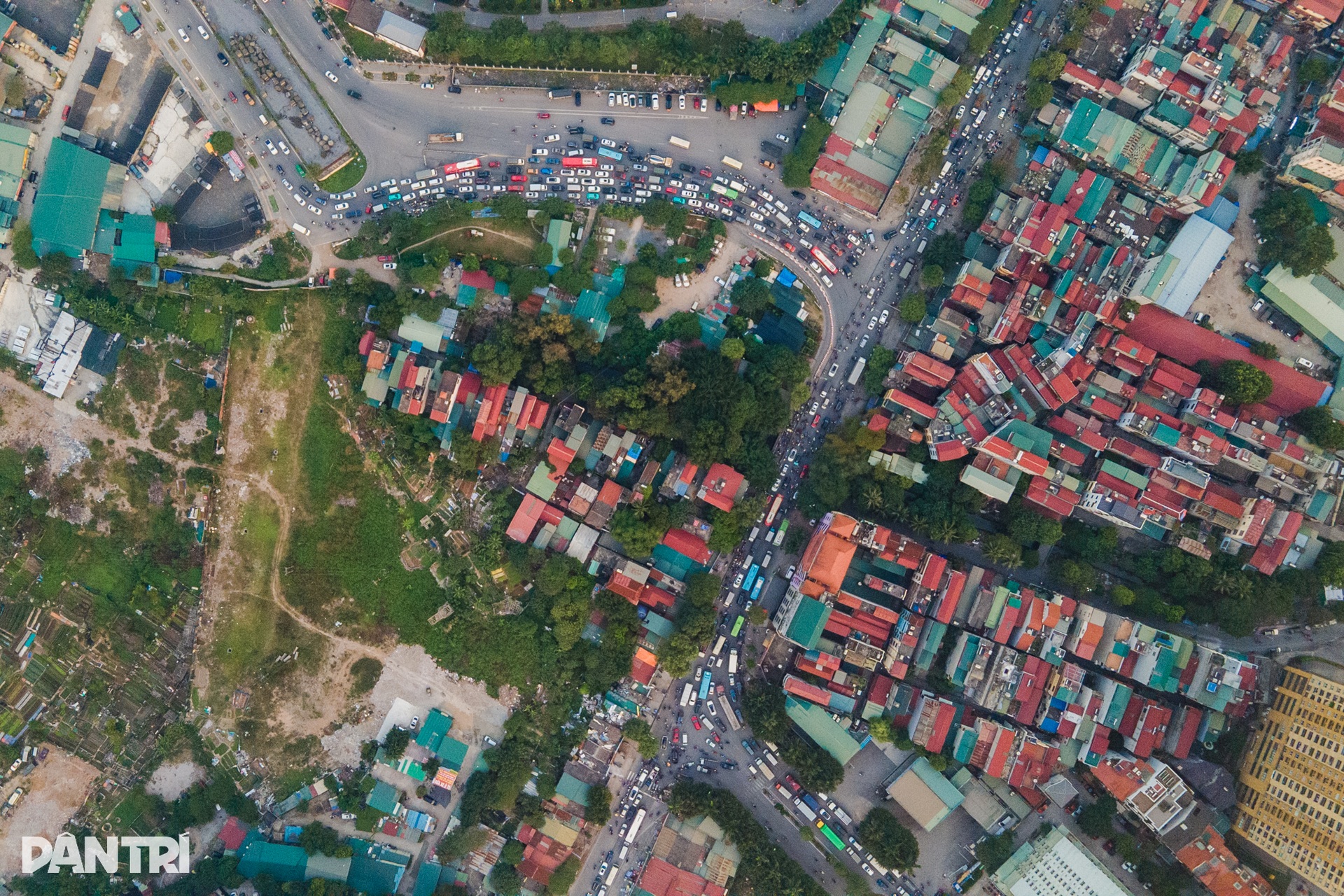 Hà Nội: Cầu vượt trên đại lộ nghìn tỷ chậm tiến độ, gây ùn tắc triền miên - 9 Hà Nội: Cầu vượt trên đại lộ nghìn tỷ chậm tiến độ, gây ùn tắc triền miên - 9