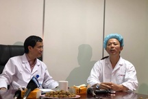 Bệnh nhân hát vang bài "Quảng Bình quê ta ơi" khi đang được mổ u não