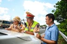 CSGT ghi hình trên cao tốc, xử phạt hàng trăm tài xế vi phạm