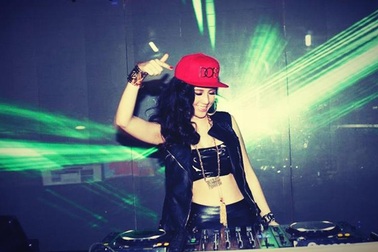 Góc khuất nghề DJ: Chuyện đời các “nữ hoàng”