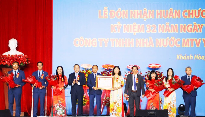 Công ty Cổ phần Nước giải khát Yến sào Khánh Hòa đón nhận Huân chương Lao động hạng Nhất.