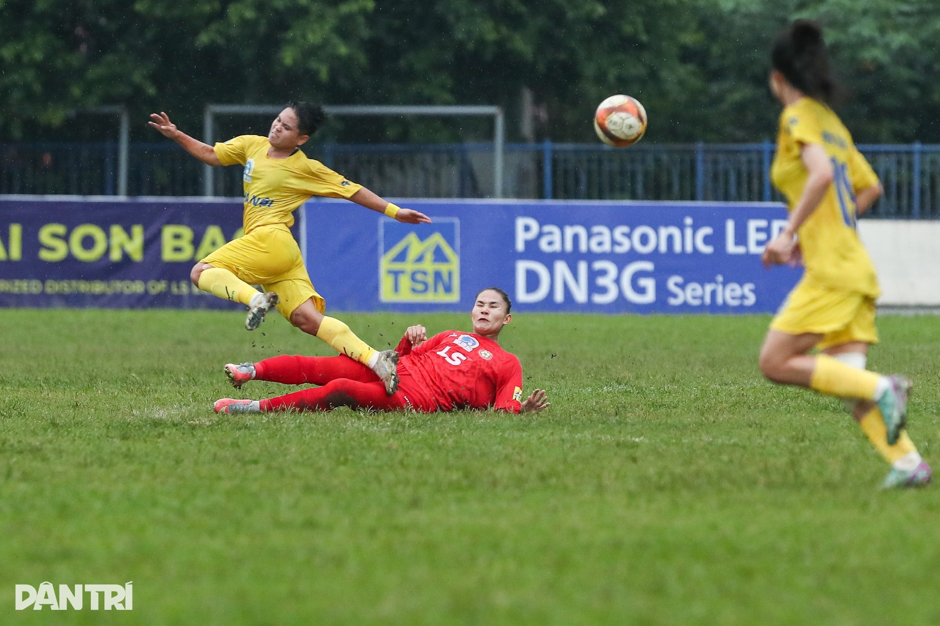 Huỳnh Như cùng đồng đội ăn mừng chức vô địch Quốc gia nữ - 6