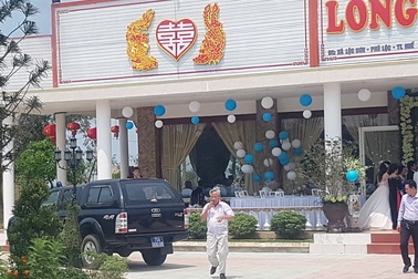 Hàng chục xe biển xanh đến đám cưới tại vùng quê