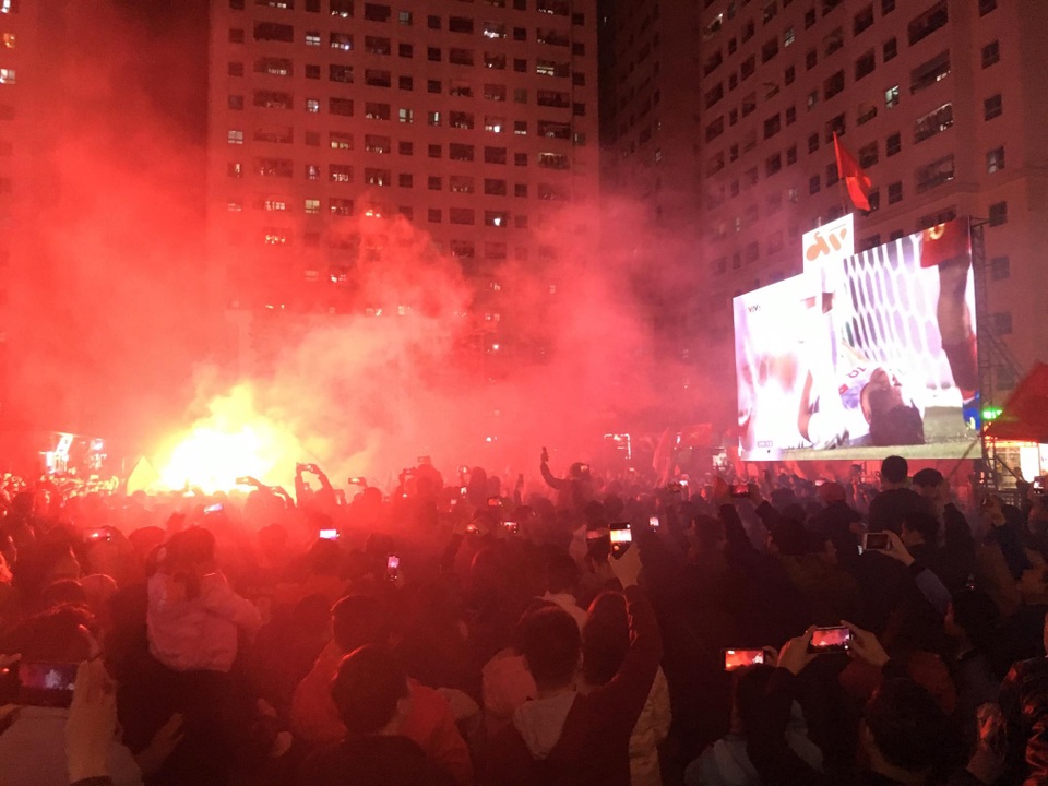 Hàng vạn người hâm mộ xuống đường mừng U22 Việt Nam vô địch SEA Games - 55 Hàng vạn người hâm mộ xuống đường mừng U22 Việt Nam vô địch SEA Games - 55