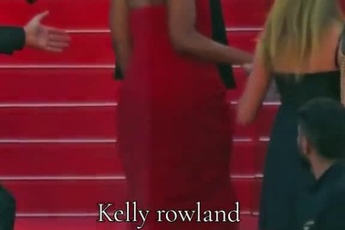 Nữ diễn viên quát mắng nhân viên thảm đỏ LHP Cannes khi bị nhắc nhở