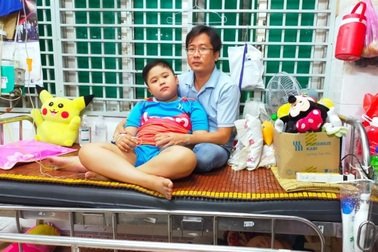 Đưa con lên TPHCM chữa bệnh, cha con mắc kẹt quay quắt trong phòng trọ