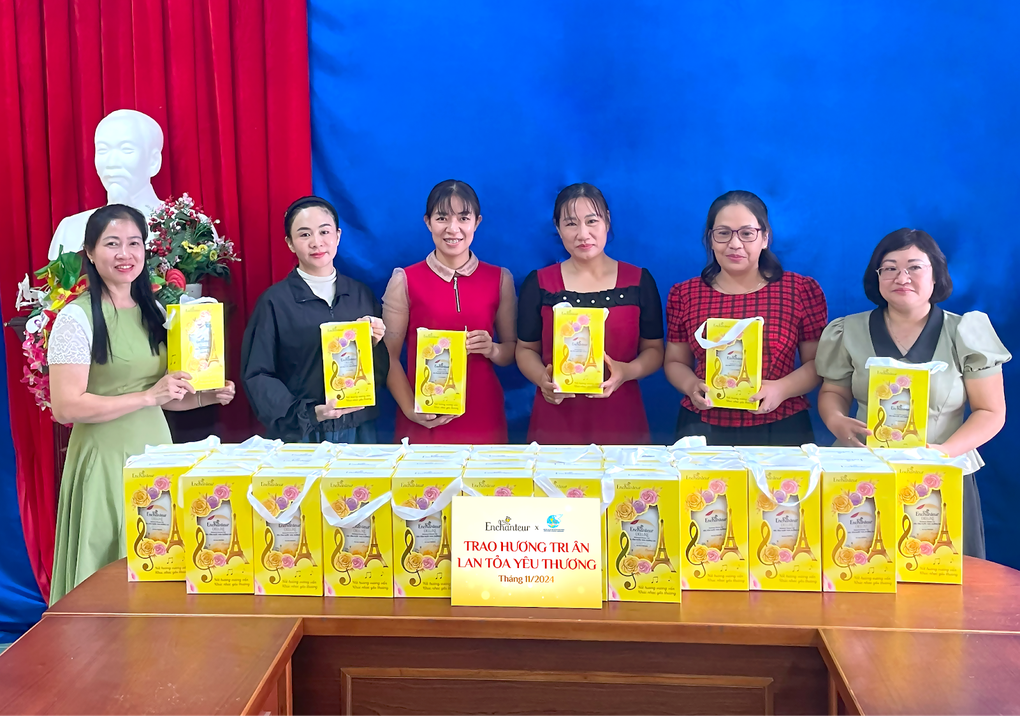 Enchanteur trao quà hương thơm ý nghĩa đến giáo viên vùng ảnh hưởng bão Yagi nhân 20/11 - 1 Enchanteur trao quà hương thơm ý nghĩa đến giáo viên vùng ảnh hưởng bão Yagi nhân 20/11 - 1