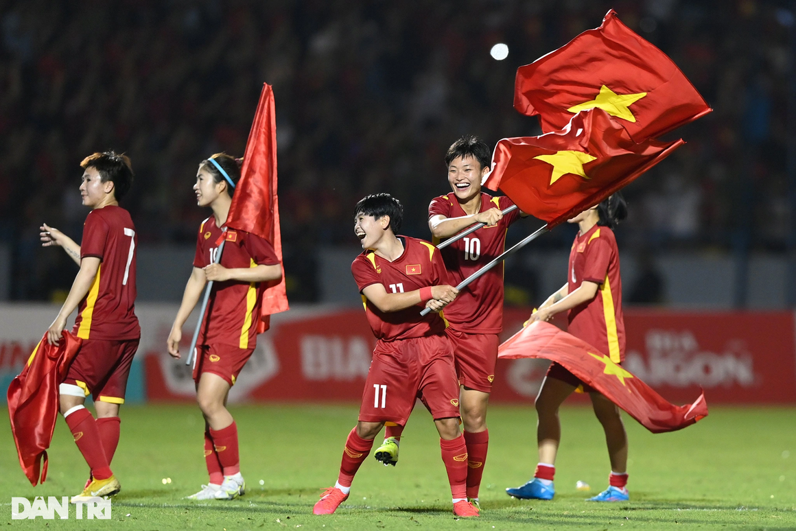 Khoảnh khắc ăn mừng bùng nổ của tuyển nữ Việt Nam sau khi vô địch SEA Games - 14 Khoảnh khắc ăn mừng bùng nổ của tuyển nữ Việt Nam sau khi vô địch SEA Games - 14