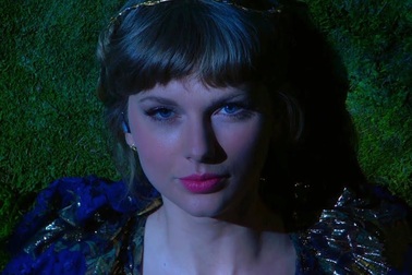 Taylor Swift trình diễn tại lễ trao giải Grammy 2021