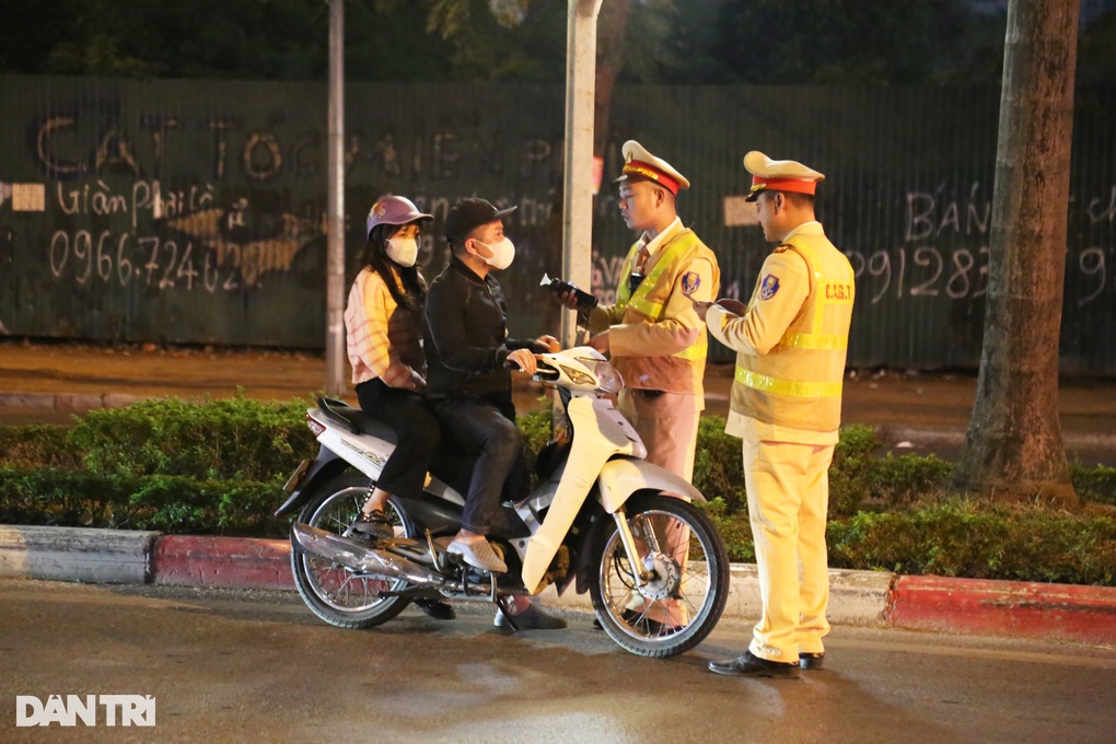 Người đàn ông uống rượu mừng năm mới, vẫn lái xe đèo vợ và 2 con gái - 6 Người đàn ông uống rượu mừng năm mới, vẫn lái xe đèo vợ và 2 con gái - 6