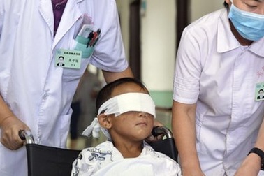 Nghi phạm móc mắt bé trai Trung Quốc có thể là bác dâu
