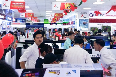 “Phan Thị” điều hành phiên bán hàng, giao lưu tặng quà khán giả