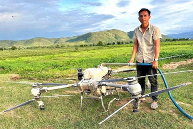10 phút cân não của anh nông dân lái drone cứu 2 cháu nhỏ trên dòng lũ