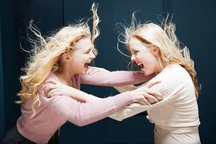 Vì sao các bà vợ lại phải đi rình đánh ghen?