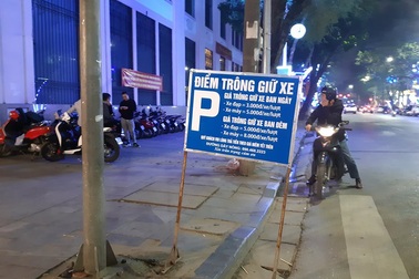 Hà Nội: Siêu "phá giá" gửi xe máy xem bắn pháo hoa tại Hồ Gươm