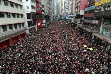 “Biển người” áo đen Hong Kong biểu tình dù dự luật dẫn độ đã bị hoãn