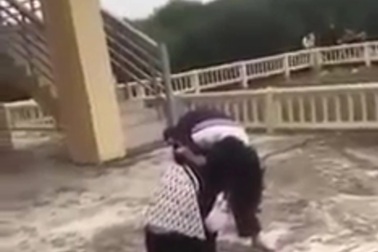 Clip hai nữ sinh Trường THPT Nam Đàn 1 đánh nhau (clip bạn đọc cung cấp)