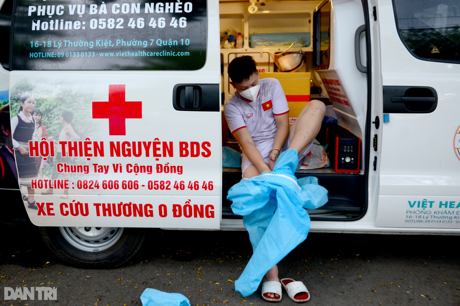 Thiếu niên 15 tuổi tình nguyện tham gia đội khử khuẩn đường phố ở Sài Gòn - 21