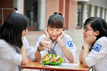 Học trò trường Amsterdam phát sốt vì “cơm kẹp ăn liền”