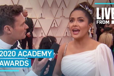 Salma Hayek trẻ đẹp hơn tuổi