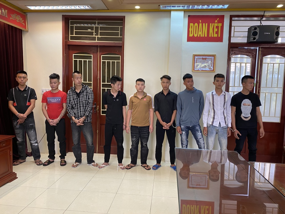 Bắt hàng chục côn đồ dùng hung khí tấn công nhau trên quốc lộ - 1 Bắt hàng chục côn đồ dùng hung khí tấn công nhau trên quốc lộ - 1