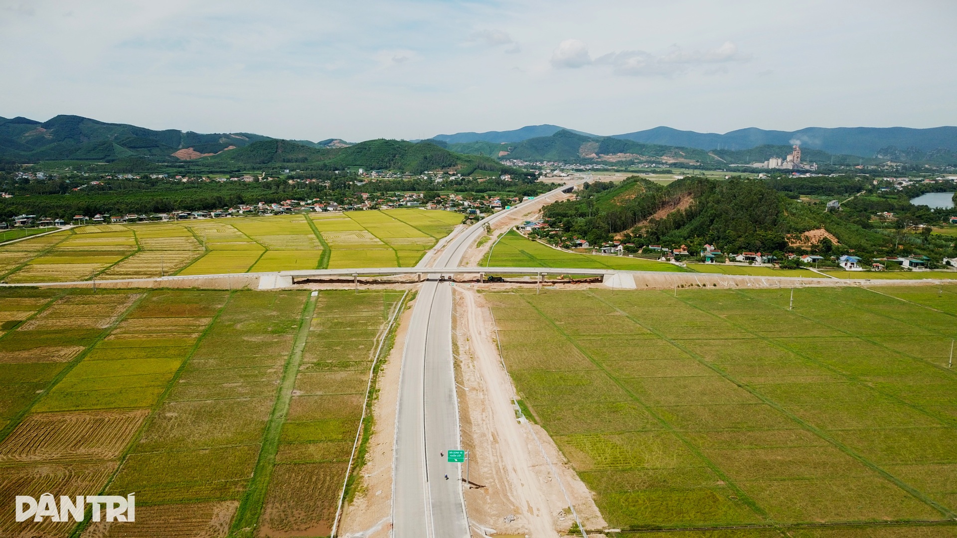 Toàn cảnh cao tốc đoạn Nghi Sơn - Diễn Châu sắp đưa vào sử dụng - 4 Toàn cảnh cao tốc đoạn Nghi Sơn - Diễn Châu sắp đưa vào sử dụng - 4