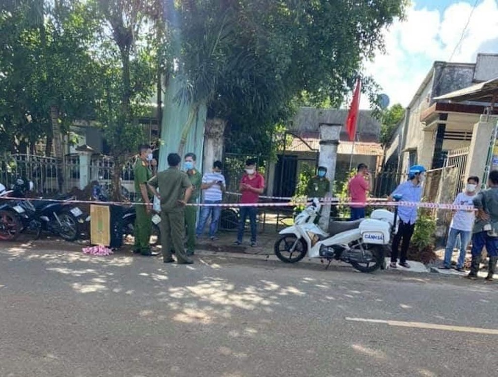 Nữ giáo viên cùng con trai tử vong bất thường với vết cắt ở cổ - 1 Nữ giáo viên cùng con trai tử vong bất thường với vết cắt ở cổ - 1