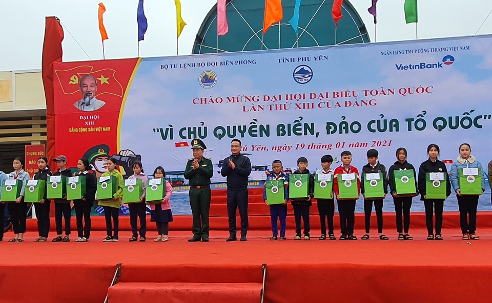 Tặng hàng trăm nghìn lá cờ Tổ quốc và ảnh chân dung Bác Hồ đến ngư dân - 3 Tặng hàng trăm nghìn lá cờ Tổ quốc và ảnh chân dung Bác Hồ đến ngư dân - 3