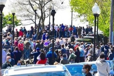 Hàng nghìn người Mỹ xuống đường xem tiêm kích bất chấp dịch bệnh