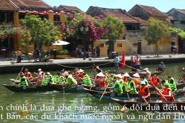 Du khách đua ghe ở Hội An
