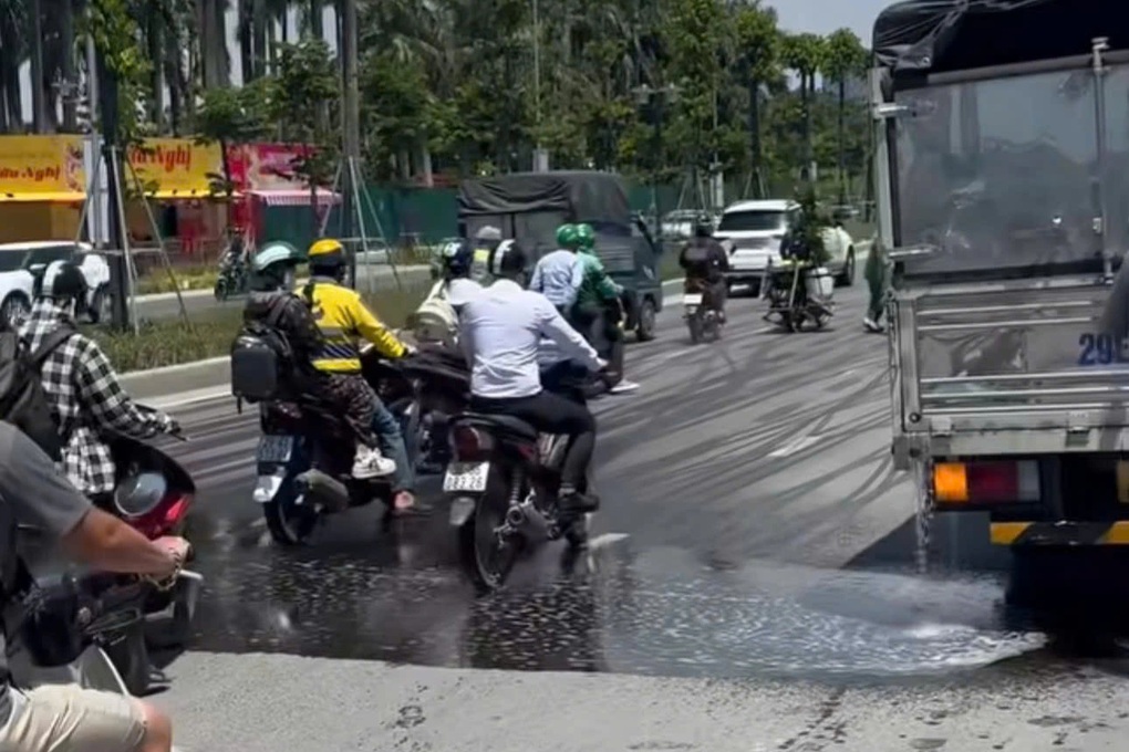 Ô tô chở dầu diesel vỡ téc, tràn ra đường Lê Quang Đạo kéo dài - 1 Ô tô chở dầu diesel vỡ téc, tràn ra đường Lê Quang Đạo kéo dài - 1