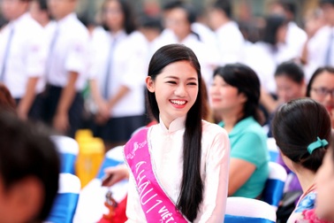 Á hậu Thanh Tú rạng ngời về thăm trường ngày khai giảng