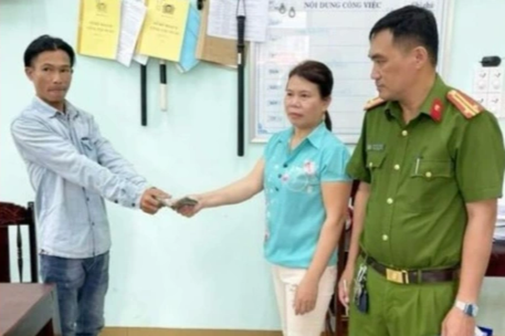 Người phụ nữ bán vé số trả lại 50 triệu đồng cho người đánh rơi - 1 Người phụ nữ bán vé số trả lại 50 triệu đồng cho người đánh rơi - 1
